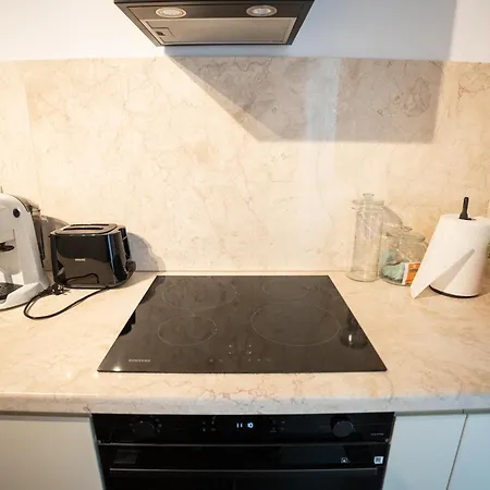 The Level Sanctuary: Free Parking & Netflix Apartment