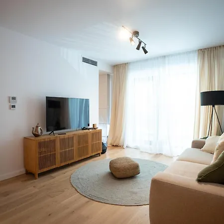 The Level Sanctuary: Free Parking & Netflix * בוקרשט