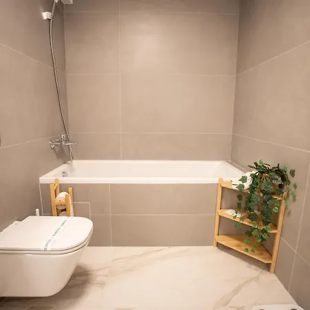 The Level Sanctuary: Free Parking & Netflix * Bucarest