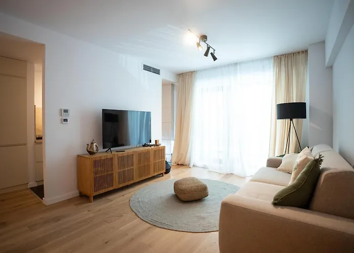 The Level Sanctuary: Free Parking & Netflix * Bukarest