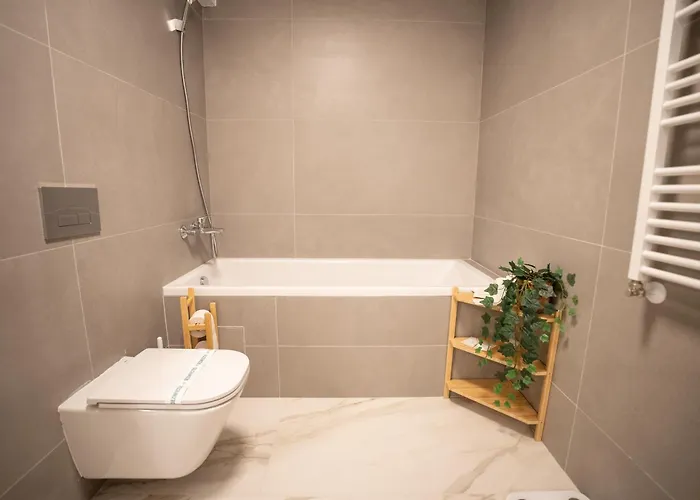The Level Sanctuary: Free Parking & Netflix * Bukarest
